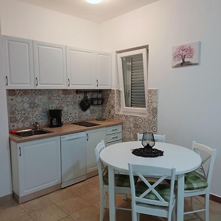 Lara - Apartment Near The Beach Vrbnik (Primorje-Gorski Kotar) Exterior foto